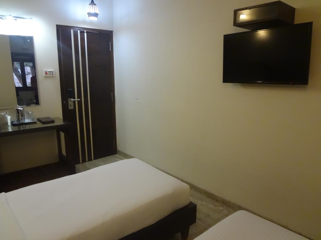 Hotel Sapna Мумбаи Экстерьер фото