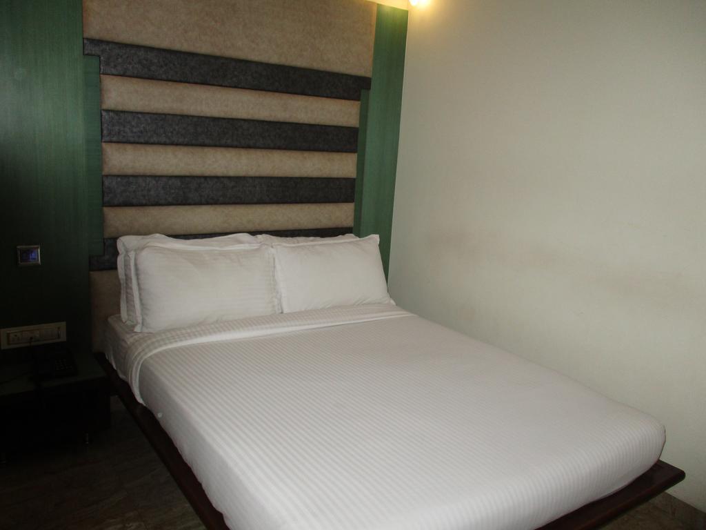 Hotel Sapna Мумбаи Экстерьер фото