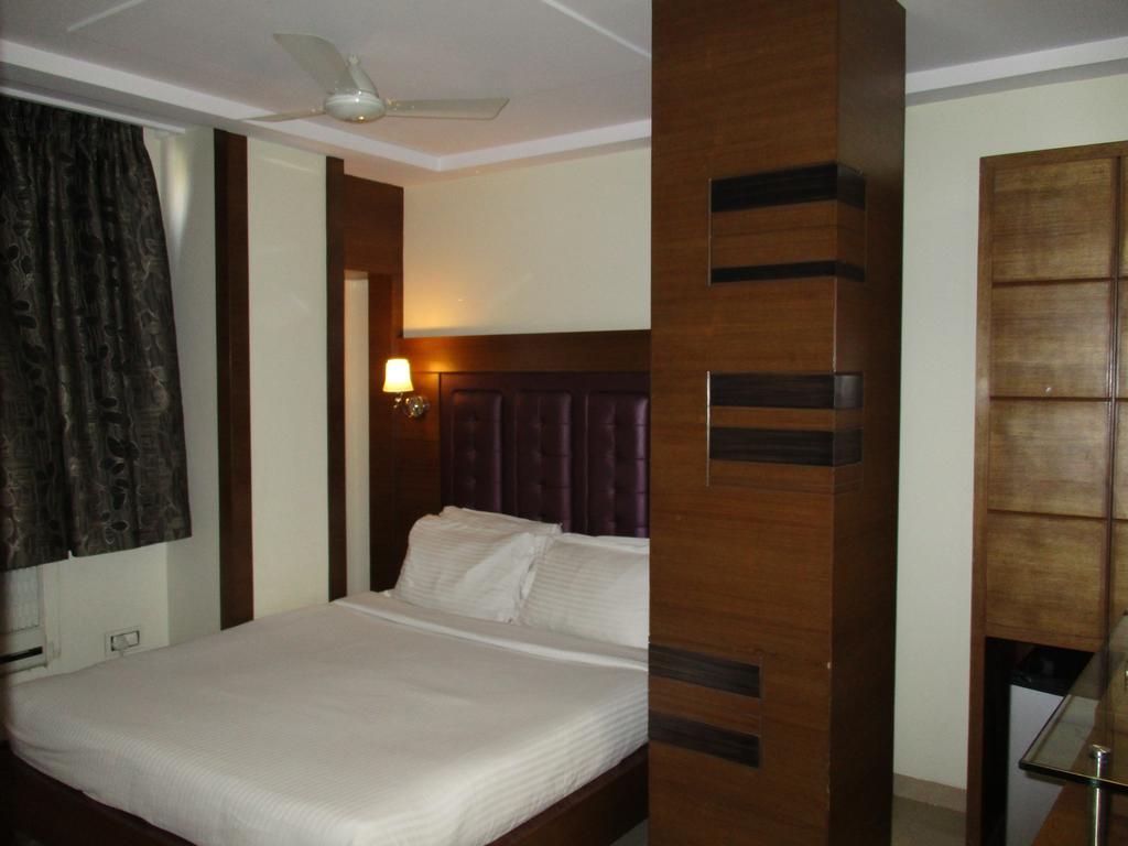Hotel Sapna Мумбаи Экстерьер фото